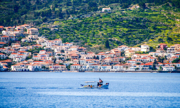 Σπέτσες: Η κοσμοπολίτισσα του Αργοσαρωνικού από ψηλά