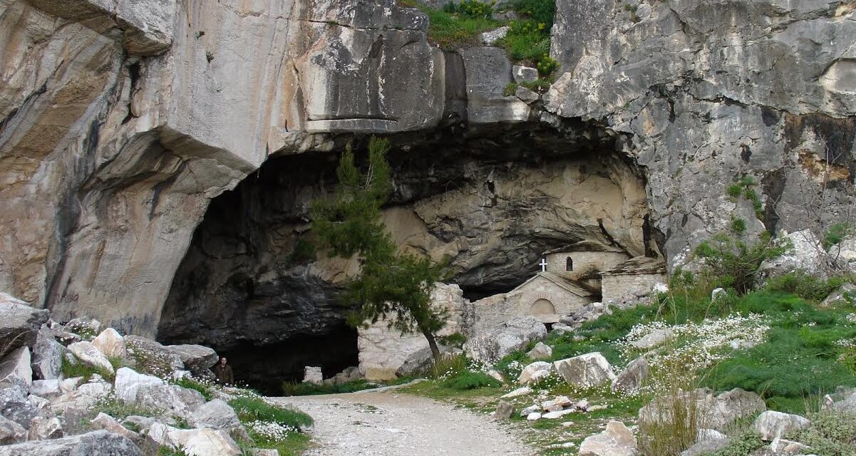 Εξερευνώντας το μυστηριώδες σπήλαιο του Νταβέλη (video)