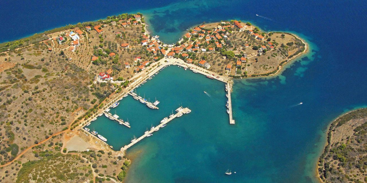 Το άγνωστο νησάκι του Κορινθιακού με τα σμαραγδένια νερά που είχε βάλει στο μάτι ο Ωνάσης