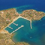 Το άγνωστο νησάκι του Κορινθιακού με τα σμαραγδένια νερά που είχε βάλει στο μάτι ο Ωνάσης