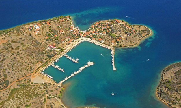 Το άγνωστο νησάκι του Κορινθιακού με τα σμαραγδένια νερά που είχε βάλει στο μάτι ο Ωνάσης