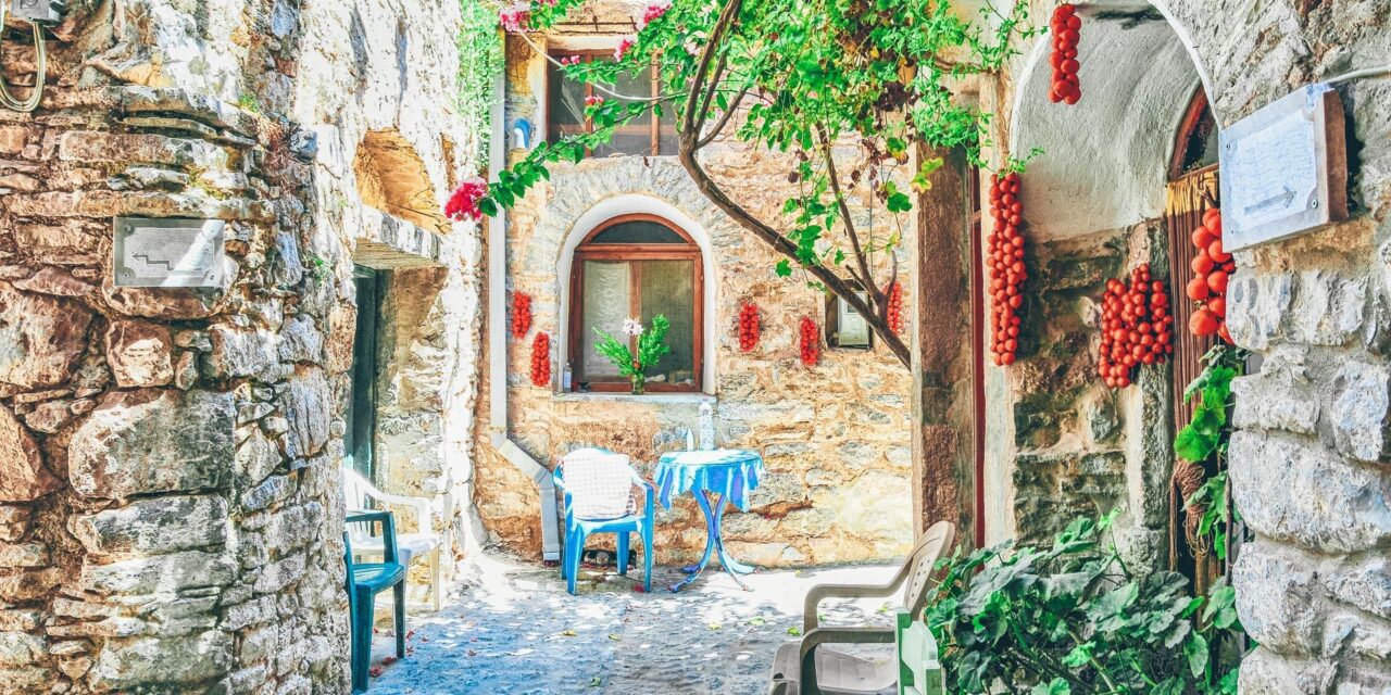 Γευστικό ταξίδι στη… Χίο: Παραδοσιακή συνταγή για καλαμαράκια με ρύζι και κόκκινη πιπεριά