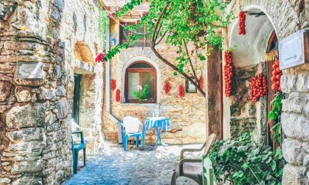 Γευστικό ταξίδι στη… Χίο: Παραδοσιακή συνταγή για καλαμαράκια με ρύζι και κόκκινη πιπεριά