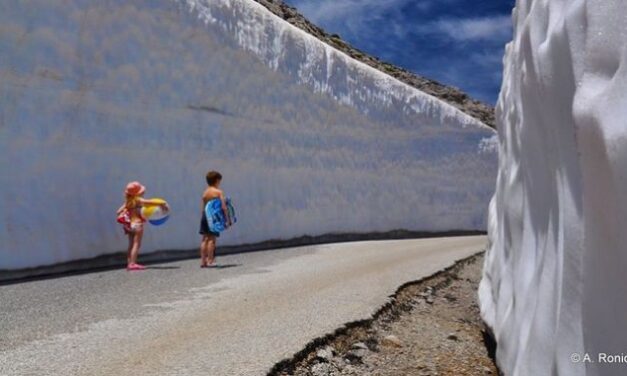 Ψηλορείτης: Με μαγιό σε σκηνικό Ανταρκτικής – Η φωτογραφία που έγινε viral