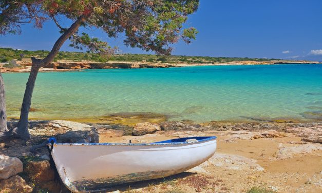 Αυτό είναι το ελληνικό νησί που αποθεώνει η Daily Mail – “Μπορείτε να το διασχίσετε με τα πόδια”