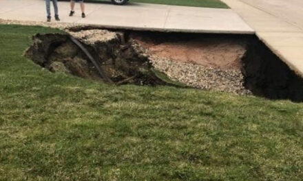 Ντακότα: Μια τεράστια τρύπα άνοιξε ξαφνικά στον κήπο ενός σπιτιού και αποκαλύφθηκε… υπόγειο λατομείο (video)