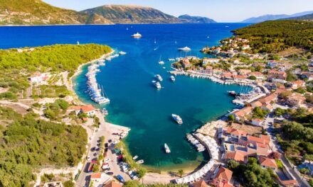 Φισκάρδο: Ένας κοσμοπολίτικος οικισμός με δύο ακοίμητους φρουρούς