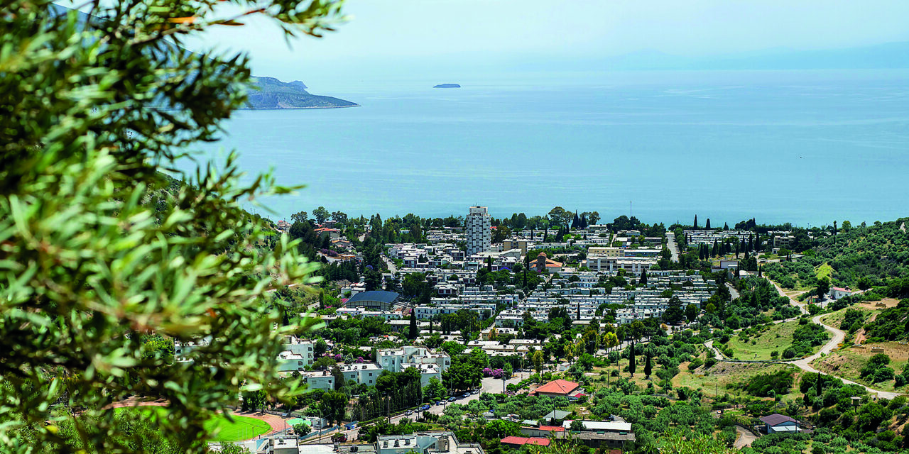 Αυτός ο ιδιαίτερος οικισμός-πρότυπο στην καρδιά της Ελλάδας θυμίζει… κυκλαδονήσι