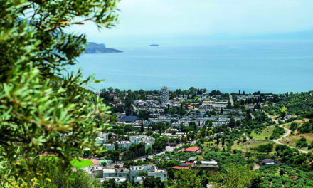 Αυτός ο ιδιαίτερος οικισμός-πρότυπο στην καρδιά της Ελλάδας θυμίζει… κυκλαδονήσι