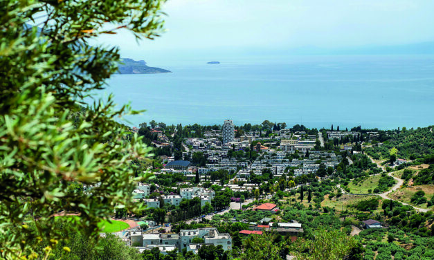 Αυτός ο ιδιαίτερος οικισμός-πρότυπο στην καρδιά της Ελλάδας θυμίζει… κυκλαδονήσι