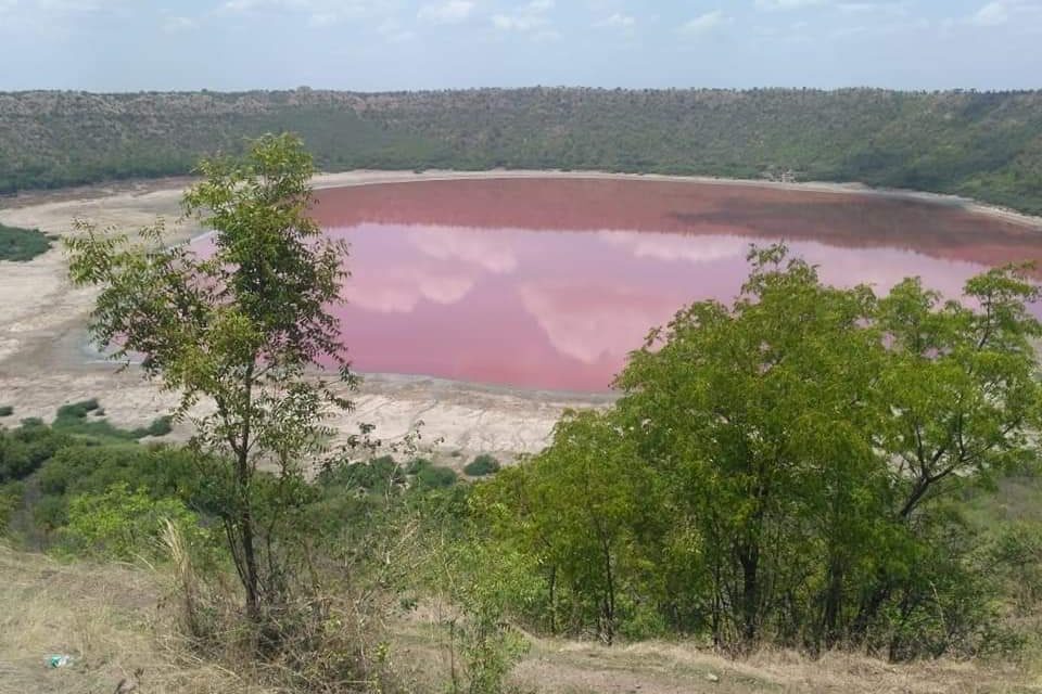 Ινδία: Απόκοσμο θέαμα σε λίμνη – Δείτε τι συνέβη