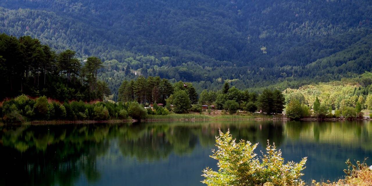 Η κουκλίστικη λίμνη που θυμίζει αλπικό τοπίο – Από τις ομορφότερες της Ελλάδας (video)