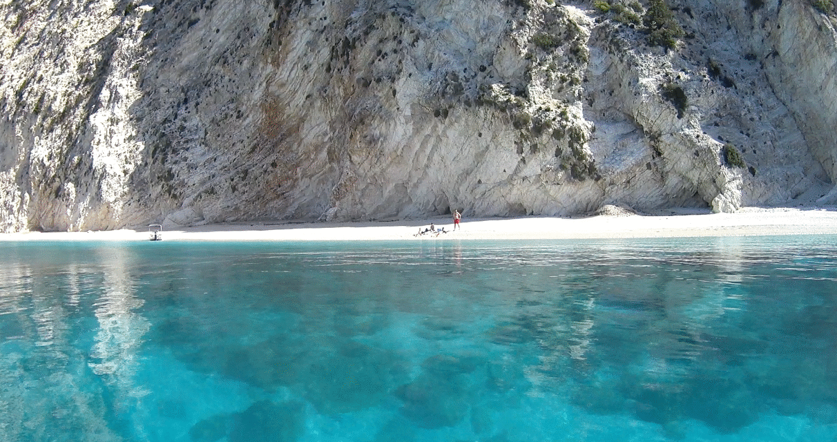 Αφάλες: Όλες οι αποχρώσεις του μπλε σε μία παραλία!