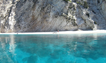 Αφάλες: Όλες οι αποχρώσεις του μπλε σε μία παραλία!