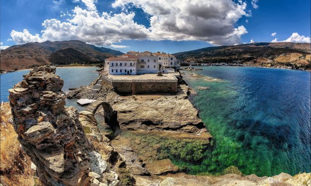 “Ανέγγιχτες παραλίες, γραφική χώρα” – Ποιο ελληνικό νησί υμνεί ο Guardian