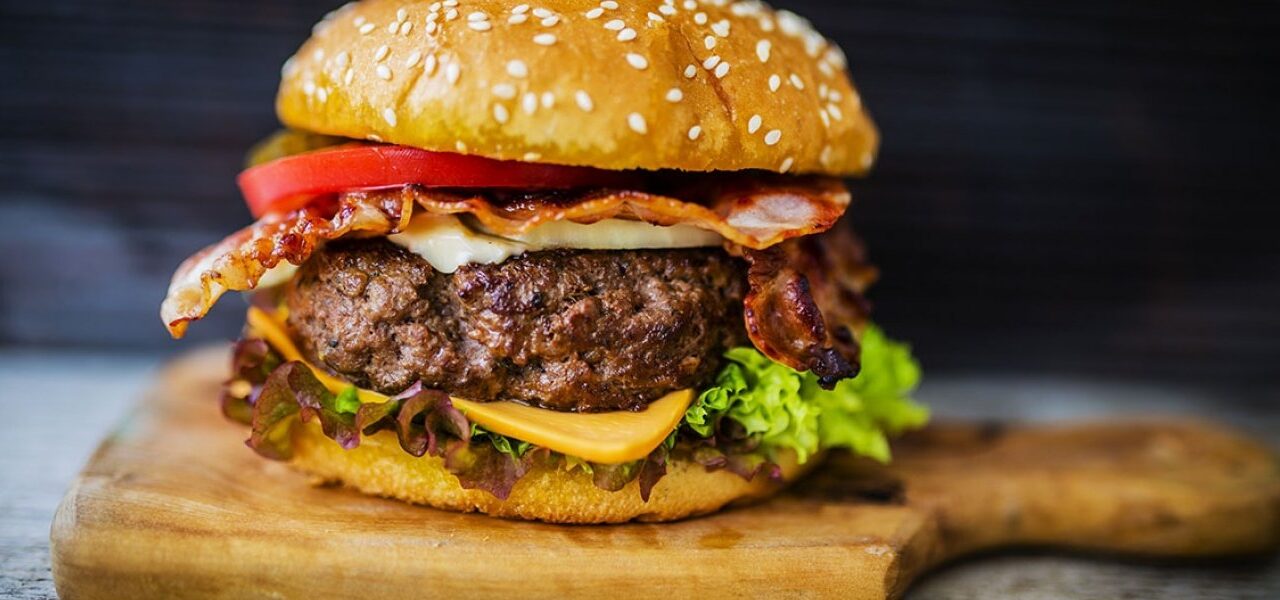 Politico: Η Κομισιόν θέλει να αλλάξει τις διατροφικές μας συνήθειες και το …burger που τρώμε