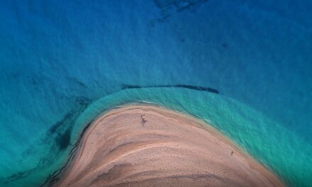 Μεγάλη Άμμος: Η πρωταγωνίστρια του του φετινού καλοκαιριού από ψηλά (video)