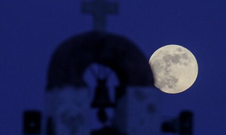 Πανσέληνος με έκλειψη παρασκιάς – Μοναδικές εικόνες από όλη την Ελλάδα