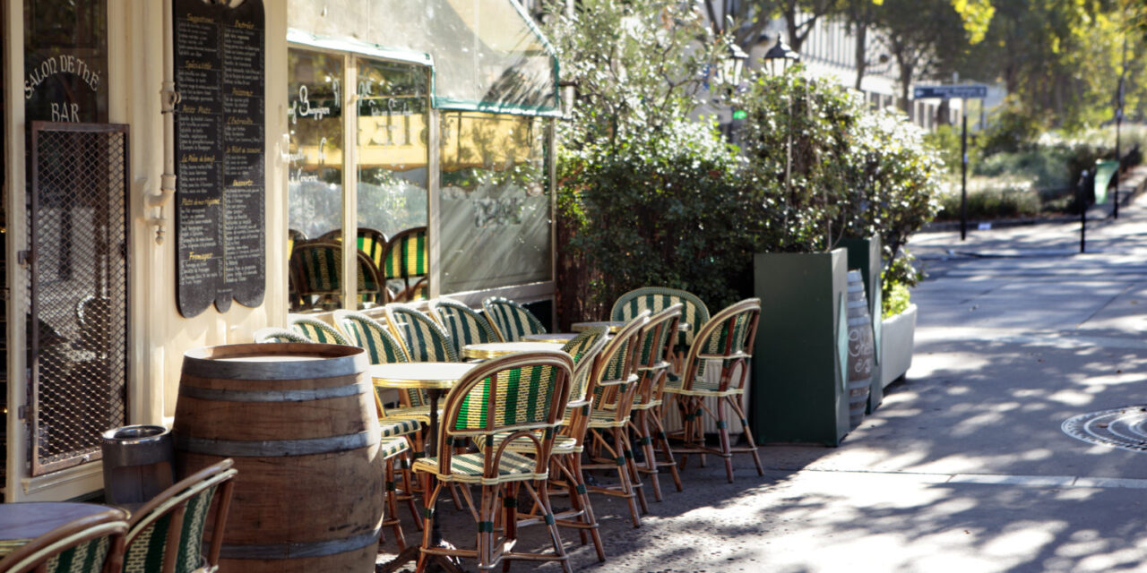 Αυτό το καφέ στο Παρίσι βρήκε τον πιο ευφάνταστο τρόπο για να τηρεί τις αποστάσεις – Η φώτο που έγινε viral