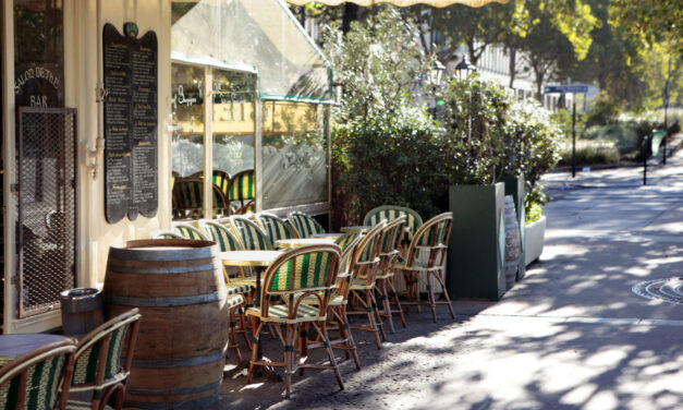 Αυτό το καφέ στο Παρίσι βρήκε τον πιο ευφάνταστο τρόπο για να τηρεί τις αποστάσεις – Η φώτο που έγινε viral