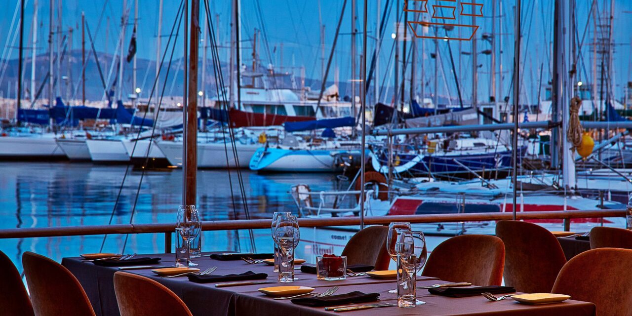 Varoulko: Αγαπημένες θαλασσινές γεύσεις με φόντο το Μικρολίμανο