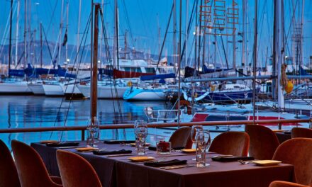 Varoulko: Αγαπημένες θαλασσινές γεύσεις με φόντο το Μικρολίμανο