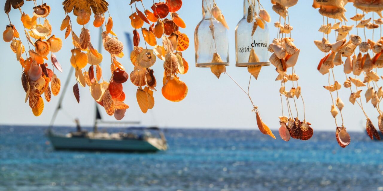 Χρυσή: Το μικροσκοπικό νησάκι με τα αμέτρητα κοχύλια, τα γαλάζια νερά και τις χρυσές αμμουδιές