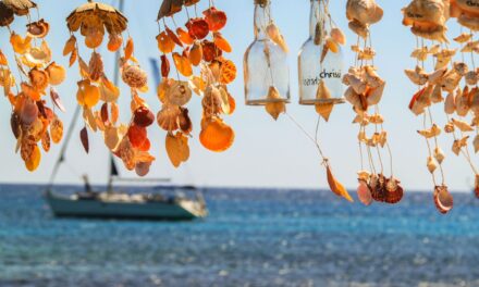 Χρυσή: Το μικροσκοπικό νησάκι με τα αμέτρητα κοχύλια, τα γαλάζια νερά και τις χρυσές αμμουδιές