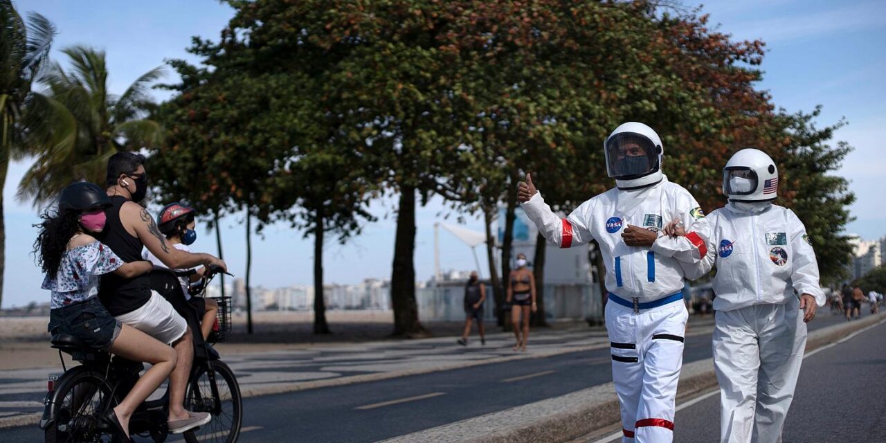 Βραζιλία: Ζευγάρι έκανε βόλτα φορώντας στολές αστροναυτών για να προστατευθούν από τον κορωνοϊό