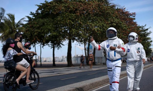 Βραζιλία: Ζευγάρι έκανε βόλτα φορώντας στολές αστροναυτών για να προστατευθούν από τον κορωνοϊό