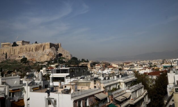 Αφιέρωμα του Bloomberg στις πολυκατοικίες της Αθήνας: «Κάνουν την πόλη ζωντανή»