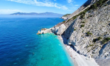 Σκιάθος: Διακοπές στο νησί με τις μαγευτικές παραλίες