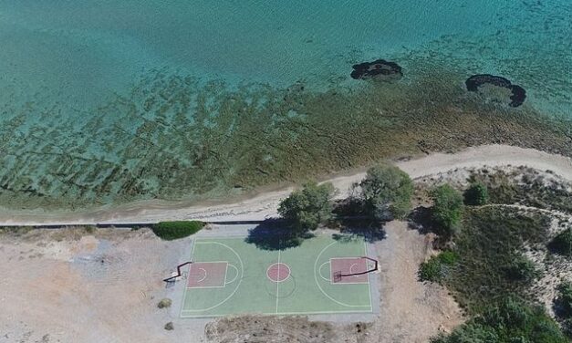 Το πιο εξωτικό γήπεδο μπάσκετ της Ελλάδας βρίσκεται στην Ελαφόνησο