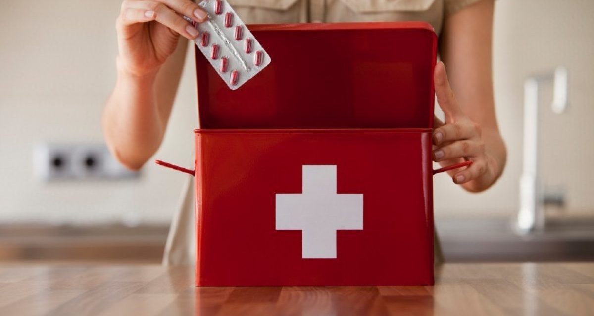 Ετοιμάζεστε για εκδρομή; Δείτε τι δεν πρέπει να λείπει από το φαρμακείο διακοπών