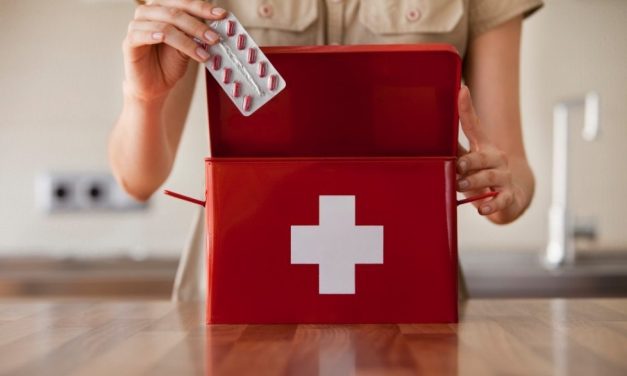 Ετοιμάζεστε για εκδρομή; Δείτε τι δεν πρέπει να λείπει από το φαρμακείο διακοπών