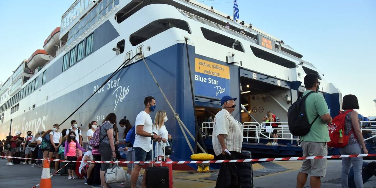 Αυξημένη η κίνηση στο λιμάνι του Πειραιά – Φεύγουν οι αδειούχοι του Ιουλίου