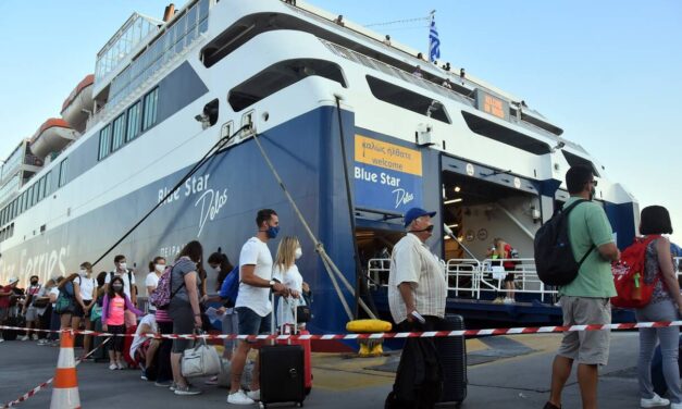 Αυξημένη η κίνηση στο λιμάνι του Πειραιά – Φεύγουν οι αδειούχοι του Ιουλίου