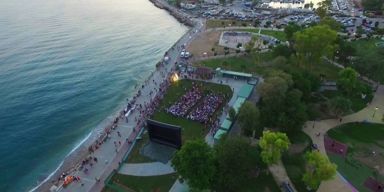 5 θερινά σινεμά για να παρακολουθήσετε ταινίες… δίπλα στο κύμα