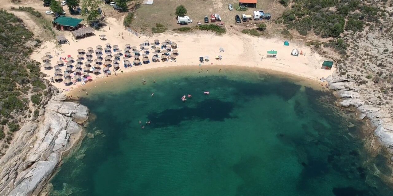 Το Κρυφό Διαμάντι της Χαλκιδικής: Μία μυστική παραλία που θυμίζει ξεχασμένο παράδεισο