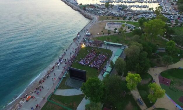5 θερινά σινεμά για να παρακολουθήσετε ταινίες… δίπλα στο κύμα