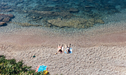 Ερωτοσπηλιά: Μία παραλία-όνειρο δίπλα στην Αθήνα