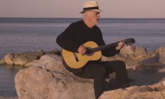 Ο εμβληματικός frontman των Pink Floyd ερμηνεύει νέο τραγούδι στην Ύδρα (video)