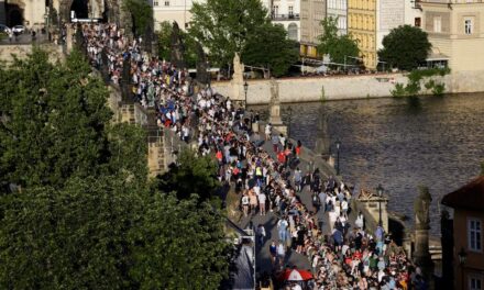 Πράγα: Χιλιάδες άνθρωποι γιόρτασαν «το τέλος της επιδημίας» με ένα υπαίθριο πάρτυ – Κανένα μέτρο