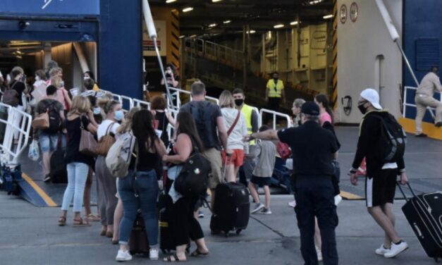 Ουρές στο λιμάνι του Πειραιά – Φεύγουν οι αδειούχοι του Αυγούστου