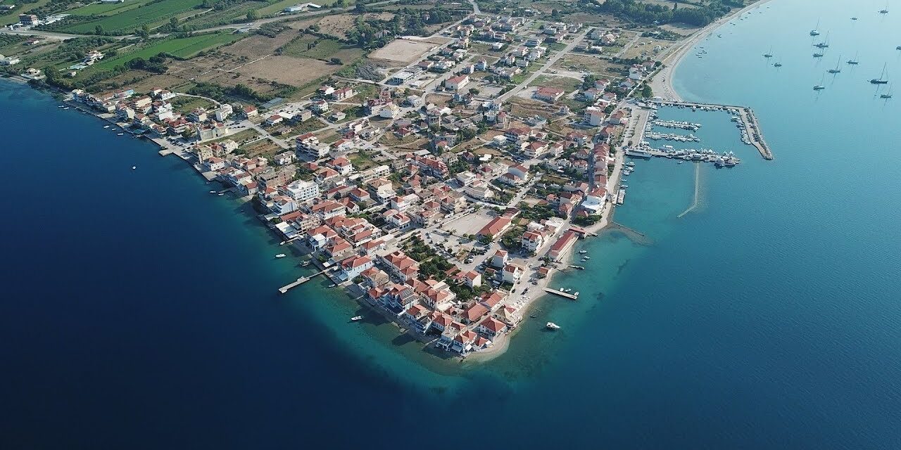 Το πανέμορφο χωριό της Αιτωλοακαρνανίας που που μοιάζει σαν να επιπλέει στο νερό