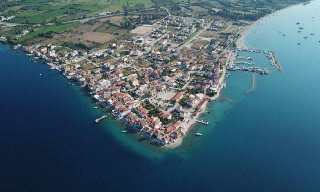 Το πανέμορφο χωριό της Αιτωλοακαρνανίας που που μοιάζει σαν να επιπλέει στο νερό