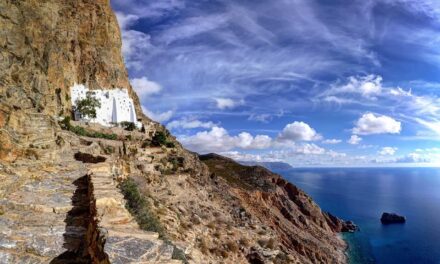 Γάλλος παραγωγός εμπνέεται από το γαλάζιο της Αμοργόυ και υμνεί την Ελλάδα