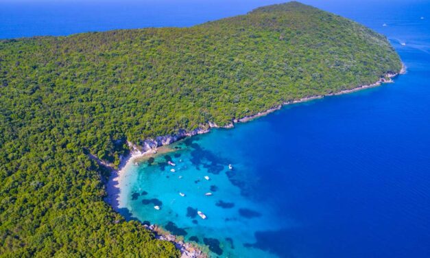 Μια βουτιά στην πιο διάσημη πισίνα του Ιονίου (video)