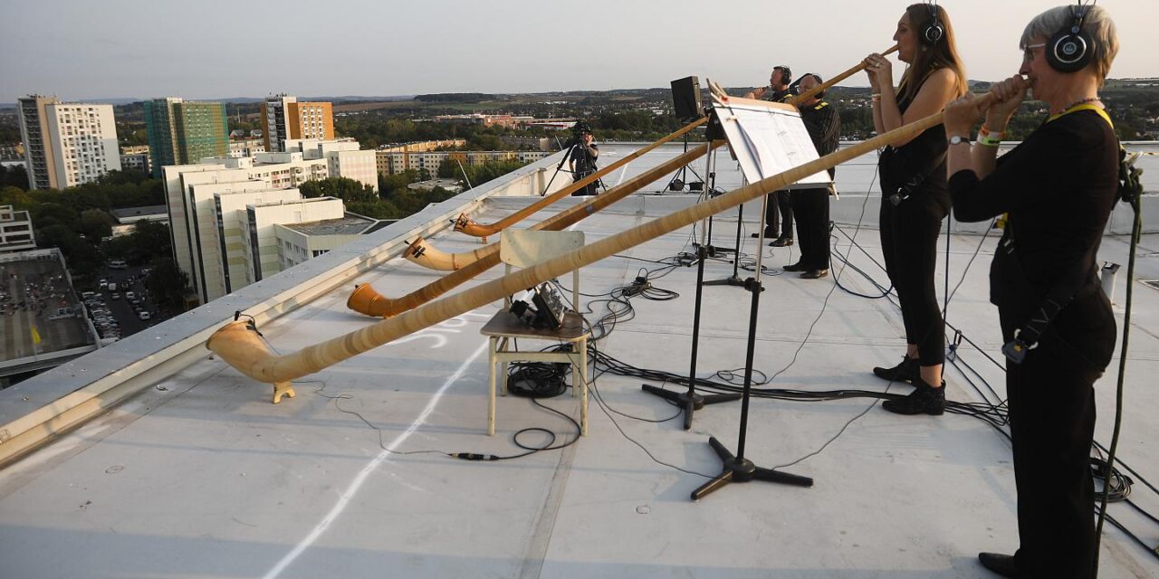 Δρέσδη: Η Φιλαρμονική ανέβηκε στις ταράτσες και έπαιξε μουσική (video)