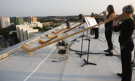 Δρέσδη: Η Φιλαρμονική ανέβηκε στις ταράτσες και έπαιξε μουσική (video)